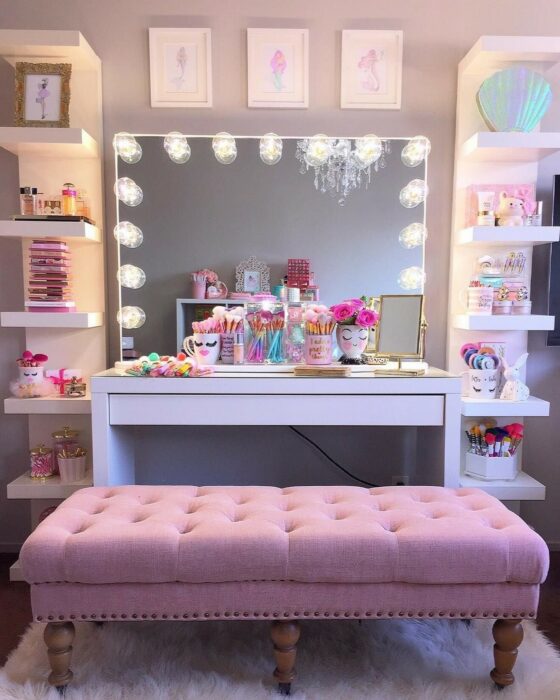 Makeup room en color rosa con un espejo de luces 