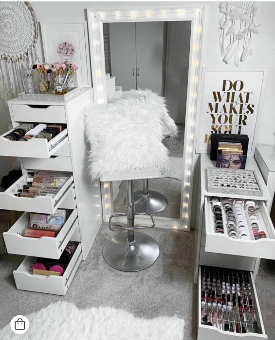 Makeup room en color blanco con detalles en gris 