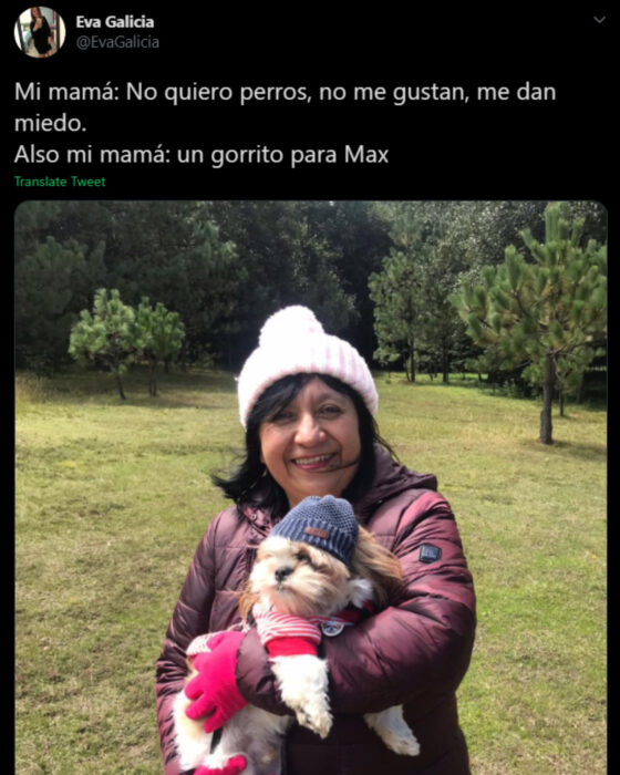 Memes de mamás latinas que no querían perros y terminaron amándolos; señora con chamarra y gorro a juego con su perrito peludo color miel