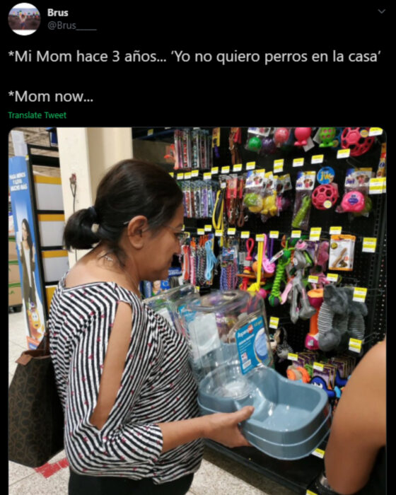 Memes de mamás latinas que no querían perros y terminaron amándolos; señora comprando juguetes para perros