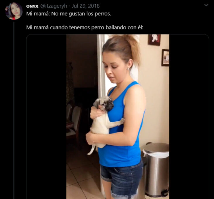 Memes de mamás latinas que no querían perros y terminaron amándolos; señora rubia bailando con su perro cachorro pug