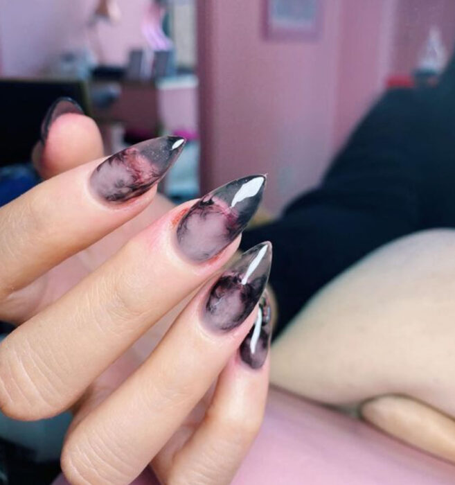 Manicura inspirada en noche de brujas de color negro en forma de humarola