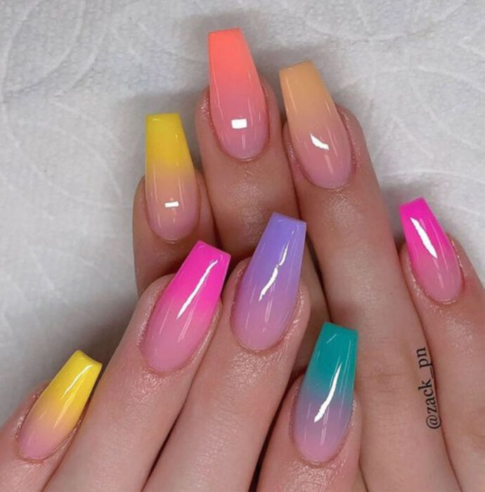 Manicura de acrílico estilo aesthetic  estilo ombre, de diferentes colores en cada uña