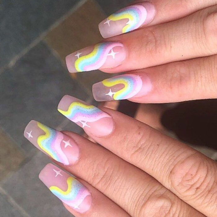 Manicura de acrílico estilo aesthetic de fondo transparente con colores pastel en forma de curvas