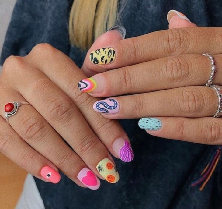 Manicura de gelish estilo aesthetic de diferentes diseños en cada uña