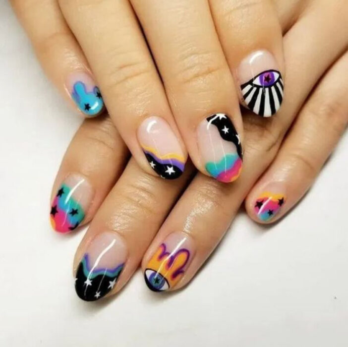 Manicura de gelish estilo aesthetic de diferentes diseños en cada uña