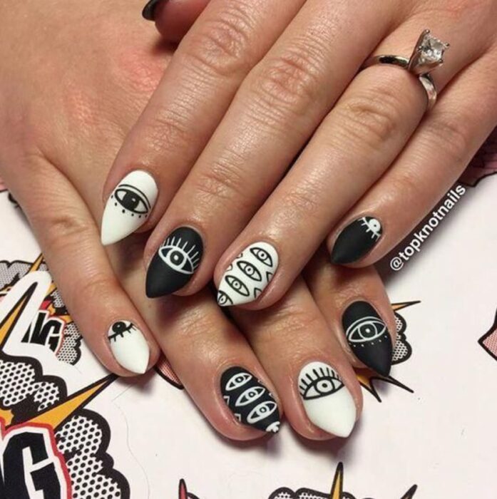 Manicura inspirada en noche de brujas de color blanco y negro y detalles de los mismos colores