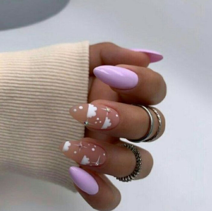 Manicura de acrílico estilo aesthetic en color rosado, con dibujos de nubes