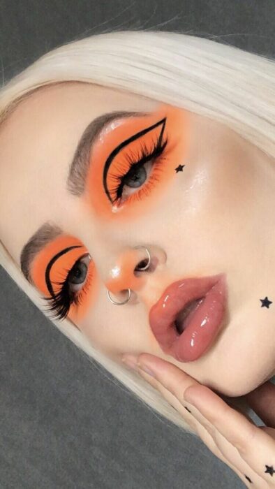 Maquillaje creativo en tonos naranja 