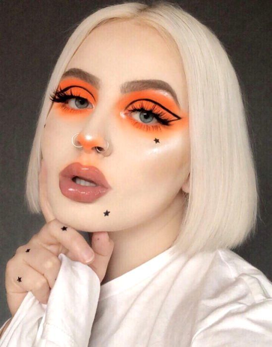 Maquillaje aesthetic en tonos naranjas y puntos negros