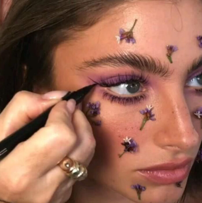 Maquillaje creativo con colores morado y rosados