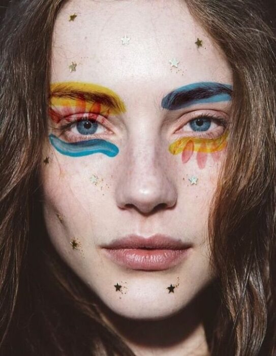 Maquillaje aesthetic en tonos azules, amarillos y rojos