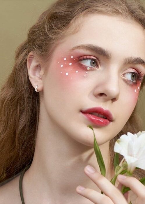 Maquillaje aesthetic en tonos rosados con perlitas