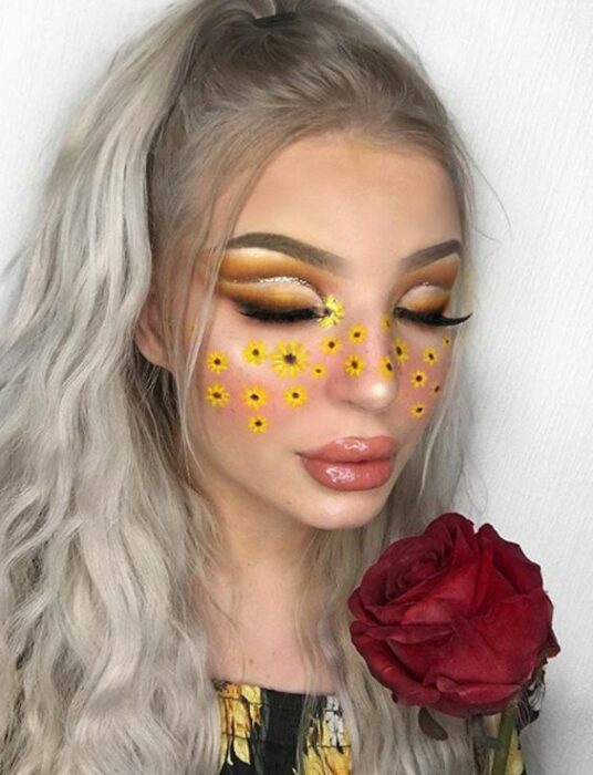 Maquillaje aesthetic en tonos amarillos, con girasoles en el rostro