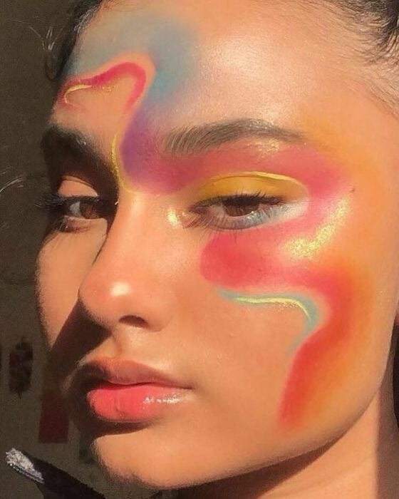 Maquillaje creativo con colores de arcoíris