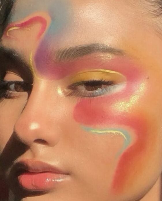 Maquillaje aesthetic en tonos arcoíris y tornasol