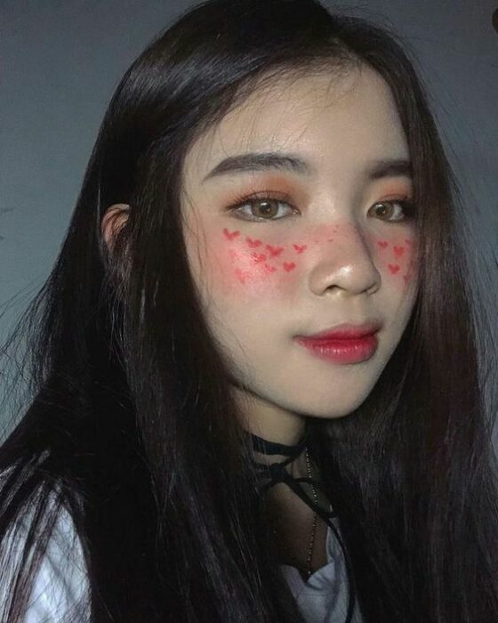 Maquillaje aesthetic en tonos rosados y rojos con corazones