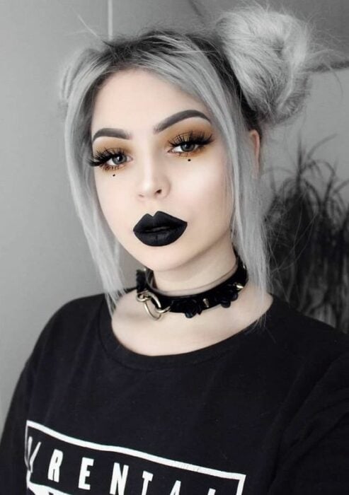 Chica con maquillaje para Halloween en estilo gótico 