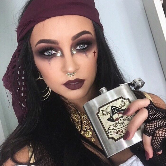 Chica con maquillaje para Halloween de pirata