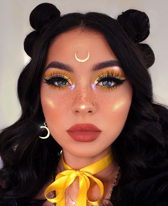 Chica con maquillaje para Halloween inspirado en la luna en colores amarillos