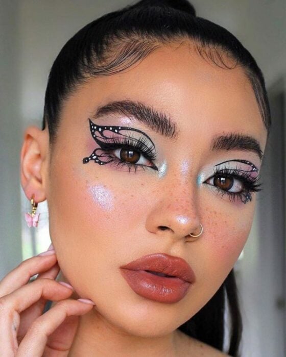 Chica con maquillaje para Halloween inspirado en una mariposa