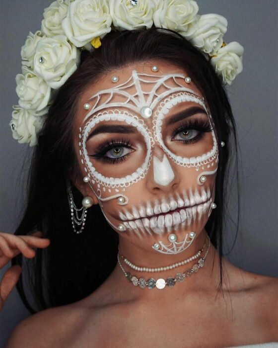 Chica con un maquillaje de catrina en colores blancos