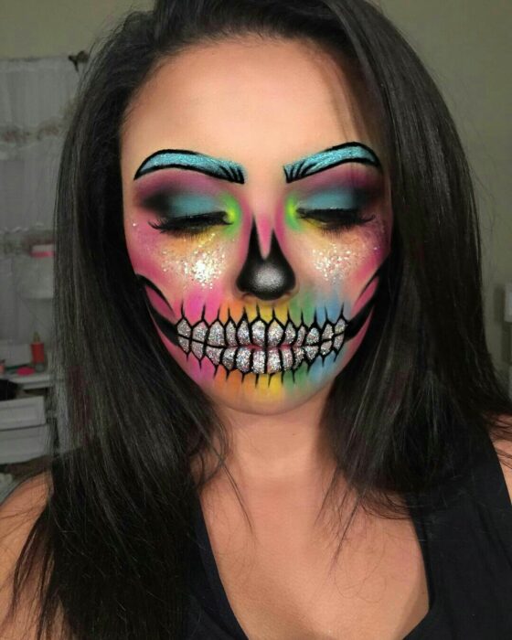 Chica con un maquillaje de catrina en colores neón