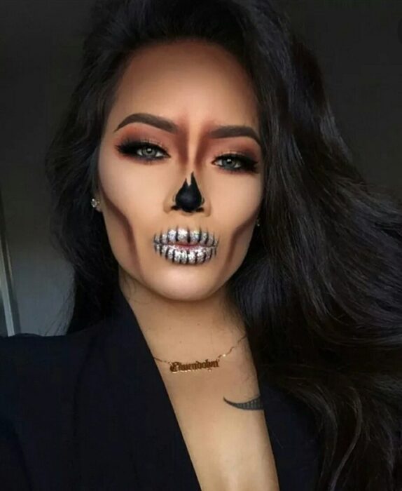 Chica con un maquillaje de catrina en colores negros 