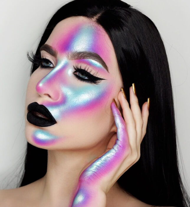 Maquillajes sencillos y creativos para Halloween; colores holográficos