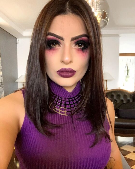 Chica con maquillaje morado y negro en los ojos