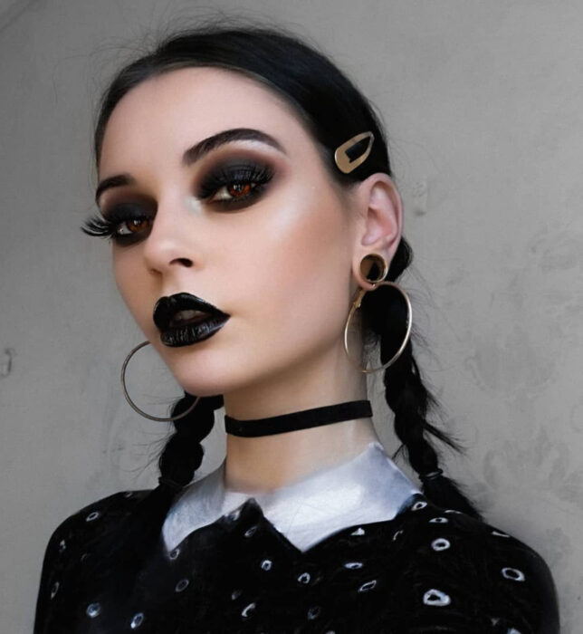 Maquillajes sencillos y creativos para Halloween; Merlina de Los locos Adams