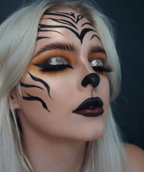 Chica maquillada como tigre 