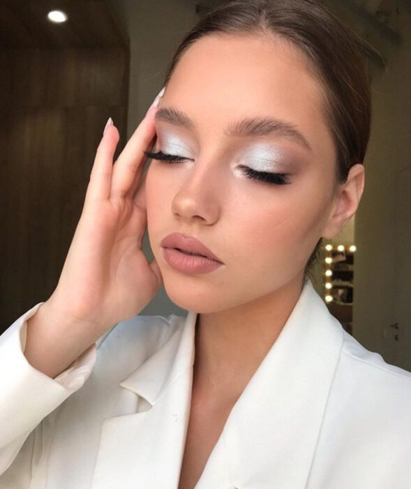 Maquillaje bonito y a la moda para oficina; sombra blanca