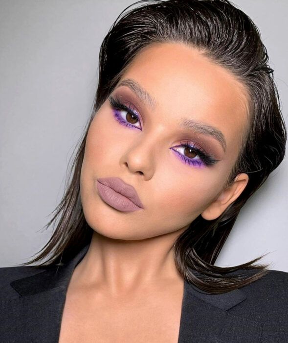 Maquillaje bonito y a la moda para oficina; monocromático morado