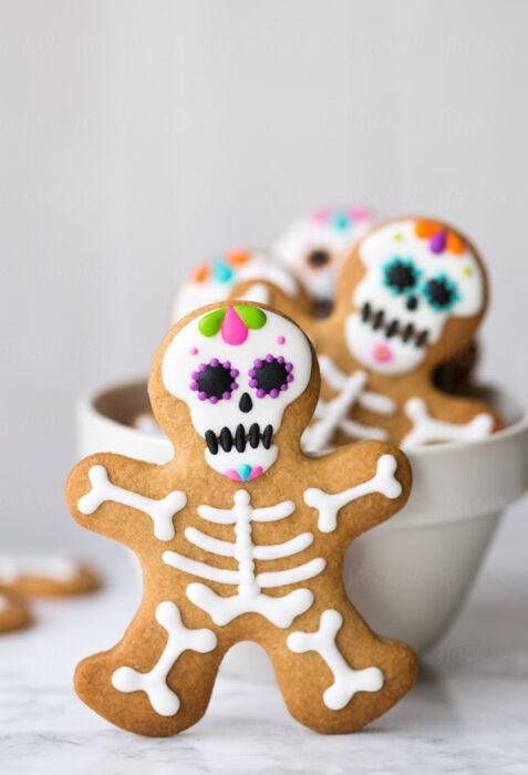 Decoración de Navidad con temática mexicana; galletas de jengibre de calavera de azúcar de Día de Muertos