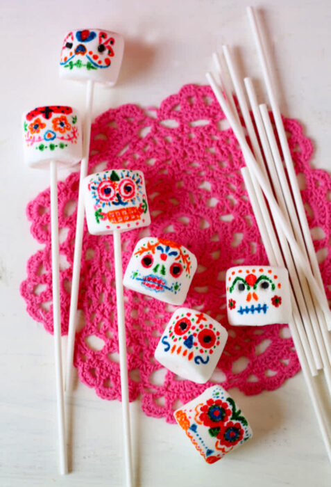 Decoración de Navidad con temática mexicana; bombones decorados con chocolate con forma de calavera de azúcar de Día de Muertos