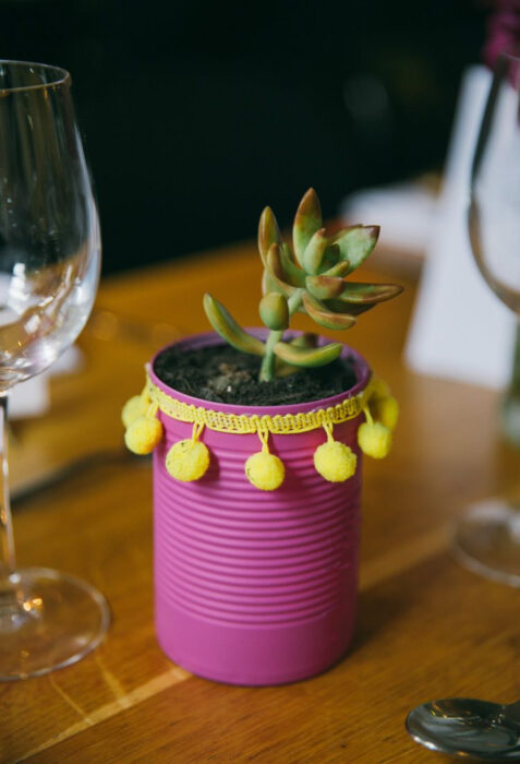 Decoración de Navidad con temática mexicana; centro de mesa de maceta de lata de comida, color rosa con adornos amarillos, suculenta