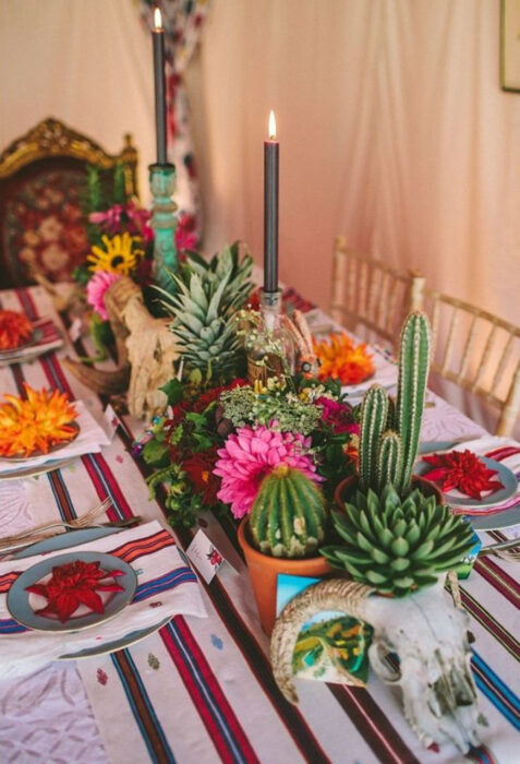 Decoración de Navidad con temática mexicana; centros de mesa de plantas suculentas, con velas negras