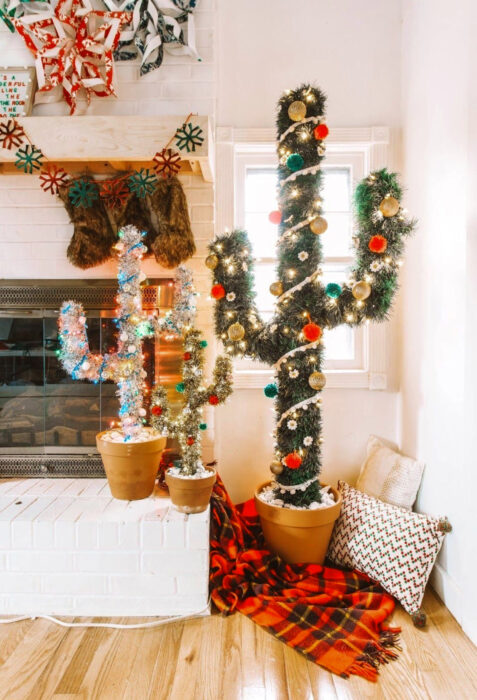 Decoración de Navidad con temática mexicana; árbol navideño, cactus en maceta con luces y esferas en la sala