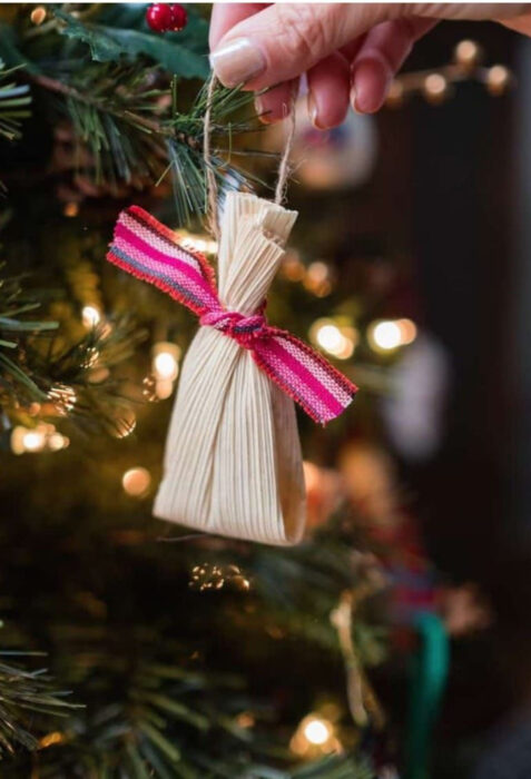 Decoración de Navidad con temática mexicana; esfera de tamal, comida de México, para árbol navideño con luces