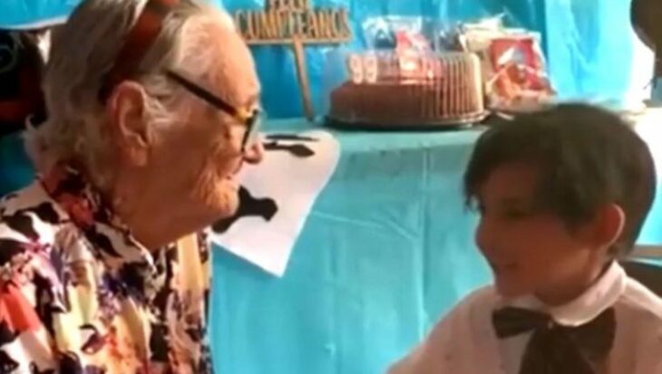 Niño canta canción de Coco a su bisabuela