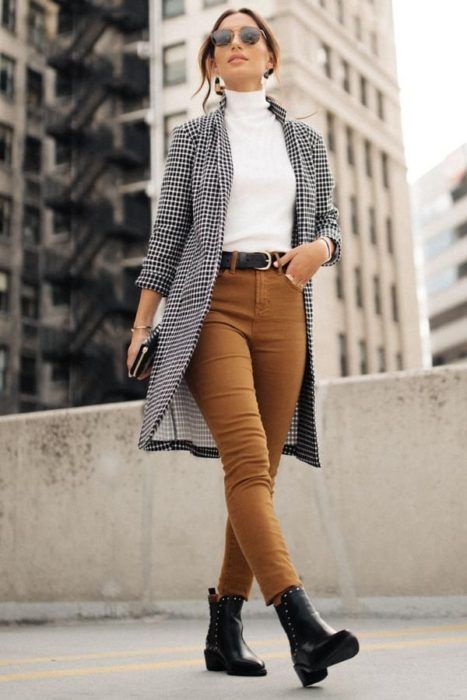 Outfit para la oficina de otoño-invierno de blazer largo gris, suéter de cuello de tortuga blanco, jeans camel y botines negros