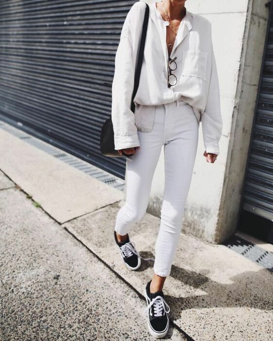 Chica usando un total white look vans, jeans y suéter de botones