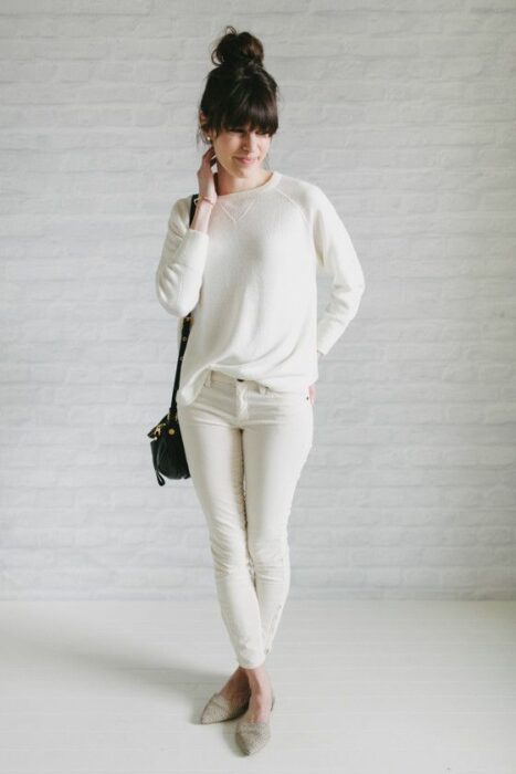 Chica usando un total white look pantalones, jeans y blusa blanca