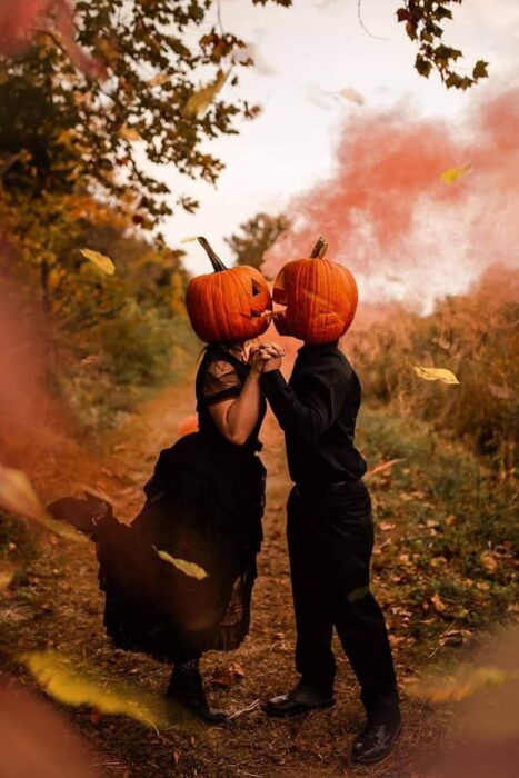 Sesión de foto en pareja con una calabaza en la cabeza