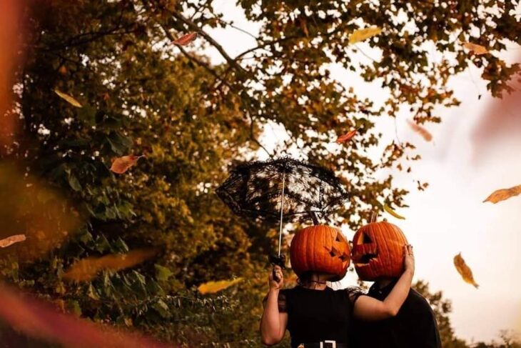 Sesión de foto en pareja con una calabaza en la cabeza