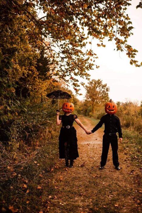 Sesión de foto en pareja con una calabaza en la cabeza