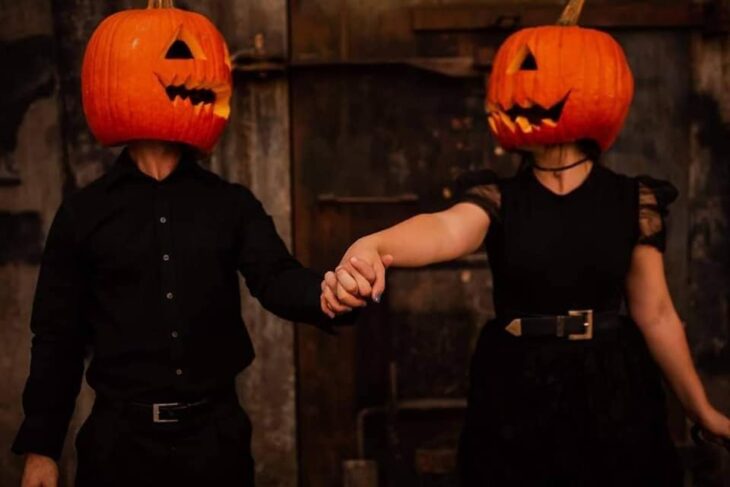 Sesión de foto en pareja con una calabaza en la cabeza