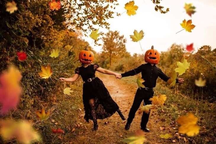 Sesión de foto en pareja con una calabaza en la cabeza