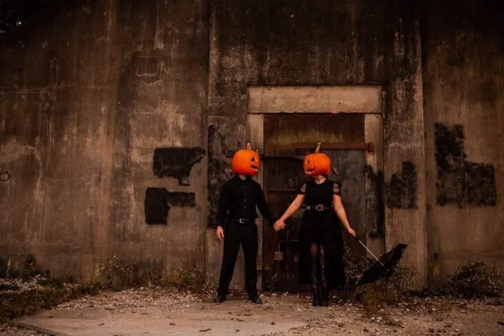 Sesión de foto en pareja con una calabaza en la cabeza